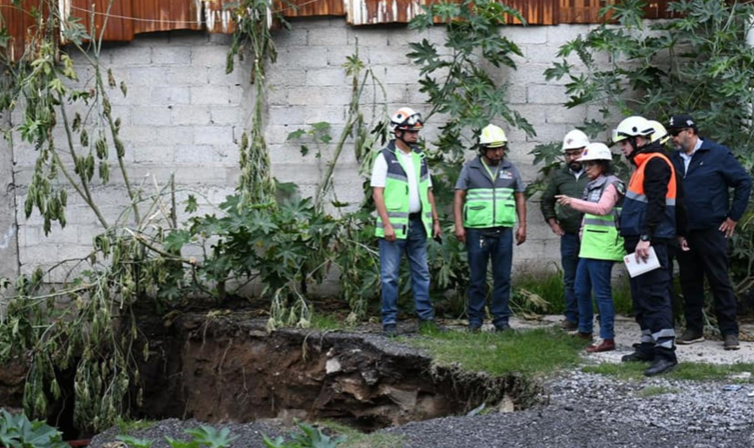 Enorme socavón se abre en Iztapalapa y causa daños en dos predios